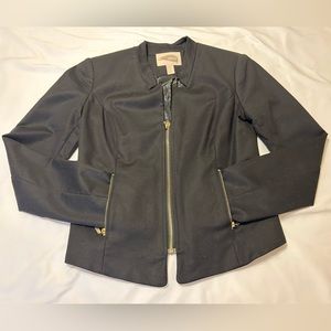 Fitted black blazer.